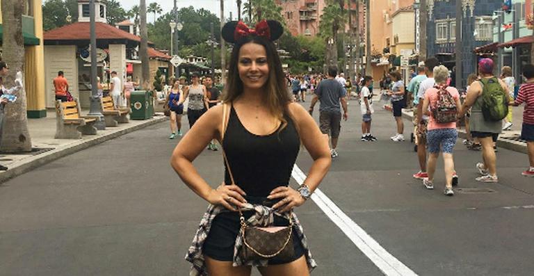 De férias da TV, Viviane Araújo curte viagem para Orlando