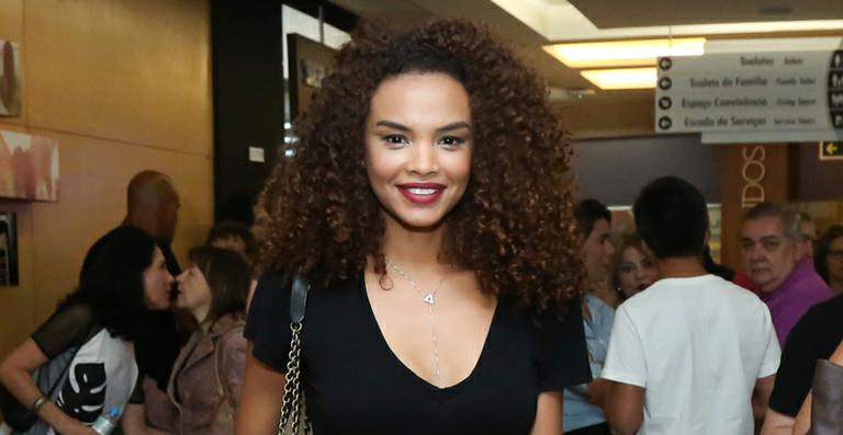 Lucy Ramos festeja o sucesso de seu cabelo na Rede Globo