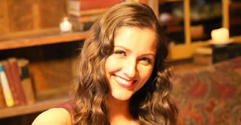 Lembra dela? Aos 42 anos, vovó Nana Gouvea esbanja boa forma de biquíni em frente e verso