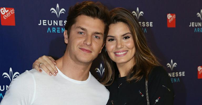 Camila Queiroz e Klebber Toledo ficam noivos