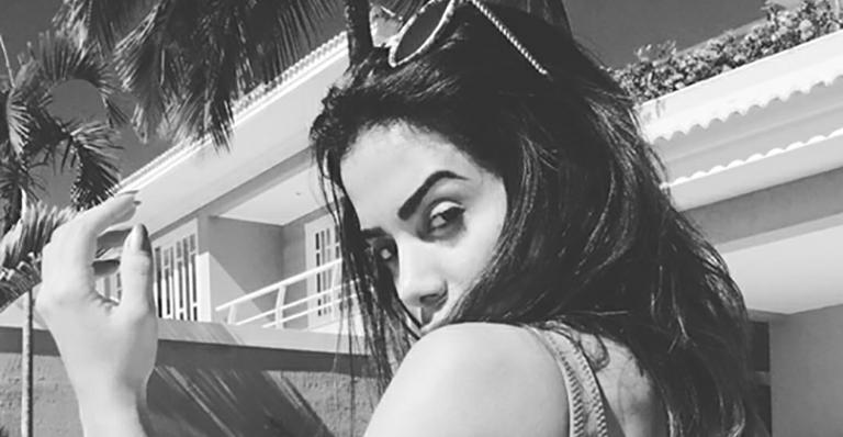 De biquíni cavado, cantora Anitta provoca na piscina em sua mansão