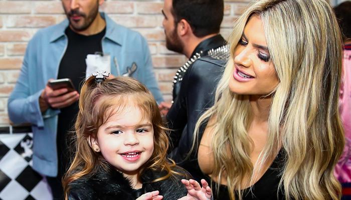 Mirella Santos se rende aos encantos da filha