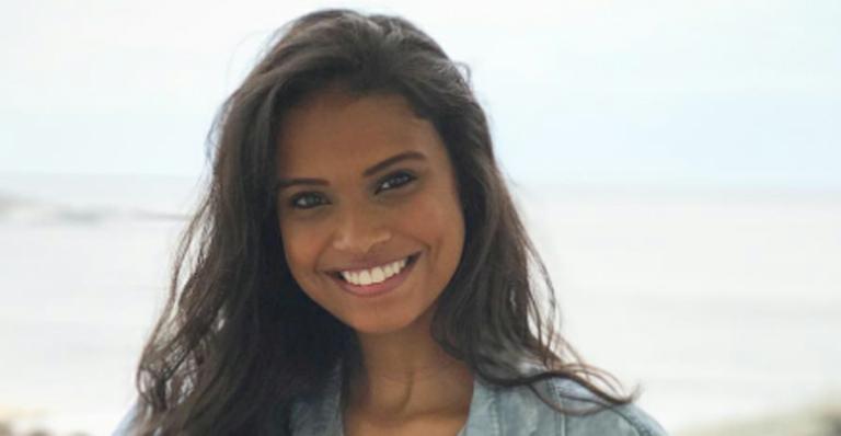 Grávida, Aline Dias exibe barriguinha em viagem