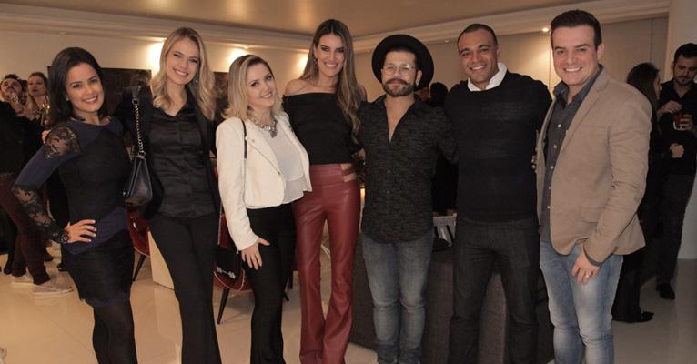 Andréa Guimarães recebe time de famosos em seu aniversário de 47 anos