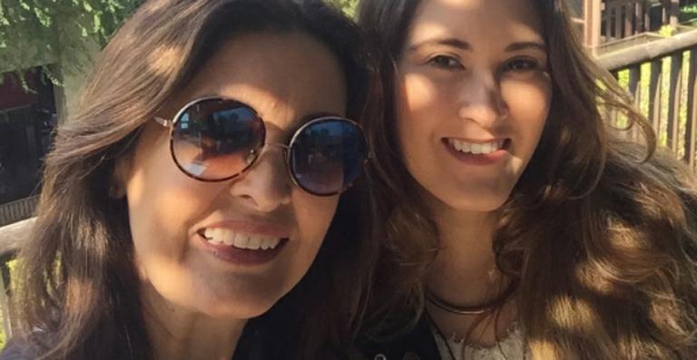 Fátima Bernardes curte viagem com a filha para SP