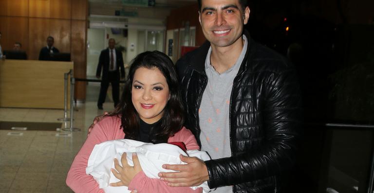 Ex-Rouge, Li Martins deixa a maternidade com a filha, Antonella