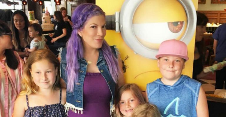 Tori Spelling aparece com o cabelo roxo em foto com a família