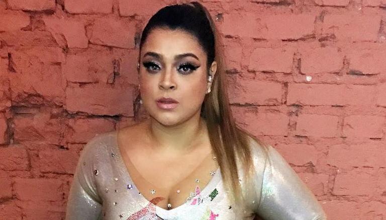 Preta Gil usa jeans justíssimo bordado com seu nome de casada