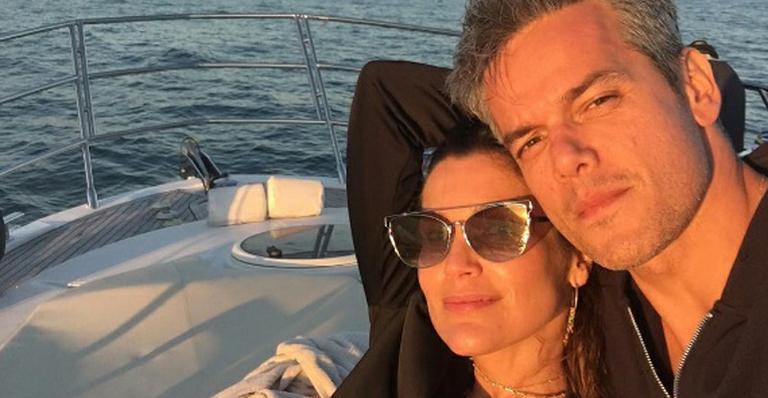 Aos 43 anos, Flávia Alessandra esbanja boa forma só de biquíni