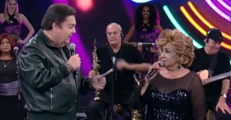 Com look transparente, Alcione aparece magérrima no ‘Domingão do Faustão’