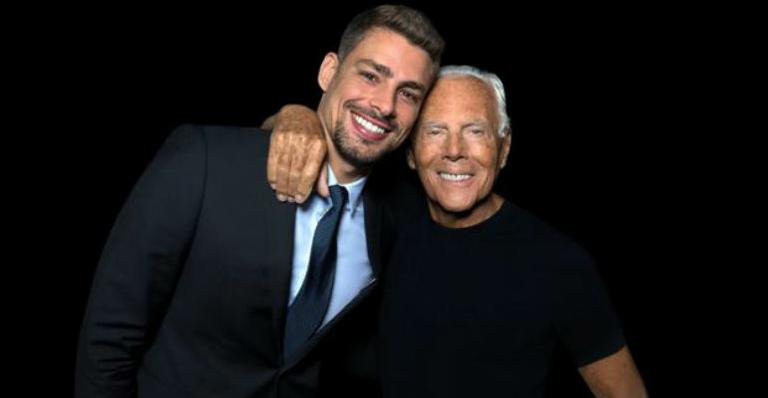 Cauã Reymond participa de evento fashion ao lado de Giorgio Armani