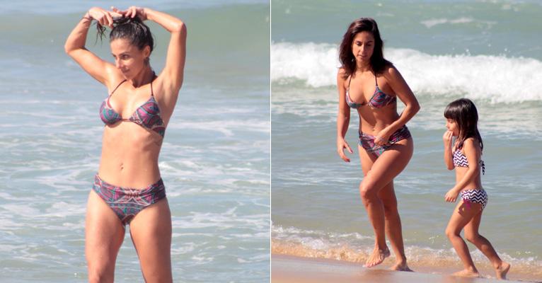 Jornalista Carol Barcellos exibe corpo sarado em dia de praia com a filha, Julia