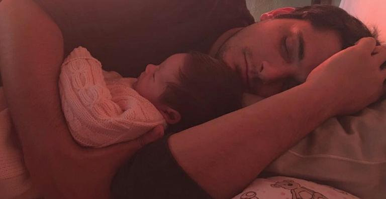 Bruno Gissoni mostra foto com a filha recém-nascida
