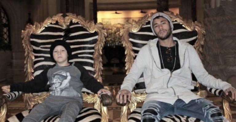 Na África do Sul, Neymar posa com o pequeno Davi Lucca