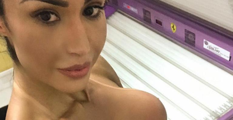 Gracyanne Barbosa puxa o biquíni para mostrar marquinha: ‘Bronze perfeito’