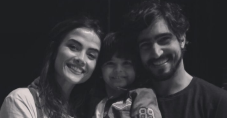 Maria Casadevall e Renato Góes visitam “filho” no teatro