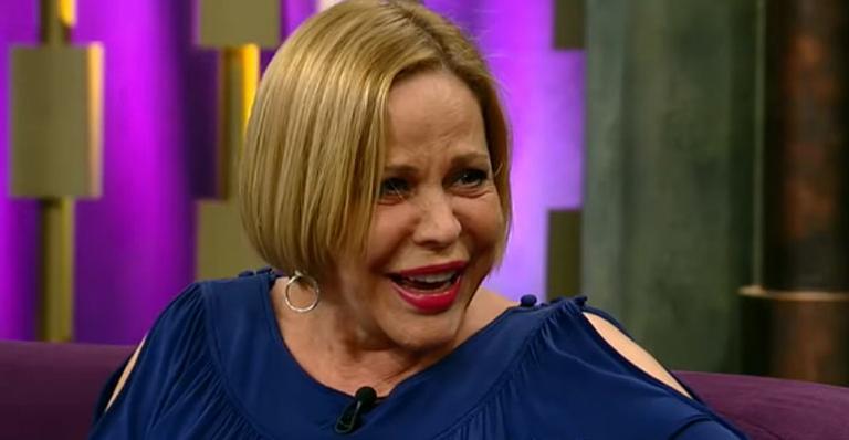 “Fico lembrada por mandar beijo para morto”, brinca Claudete Troiano em entrevista