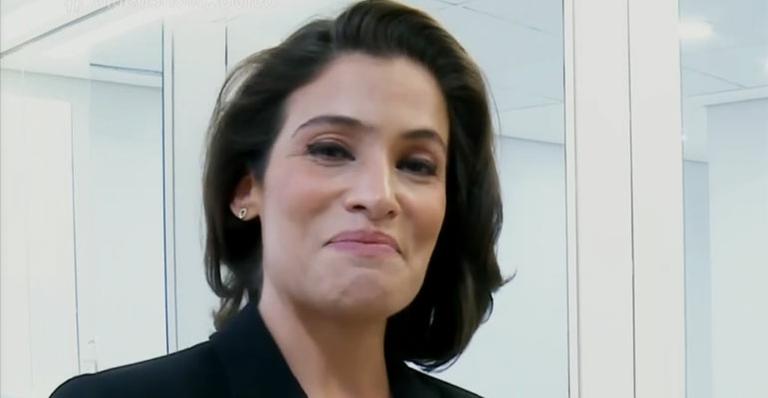 Renata Vasconcellos mostra bolsinha de emergência que leva para a bancada do ‘Jornal Nacional’
