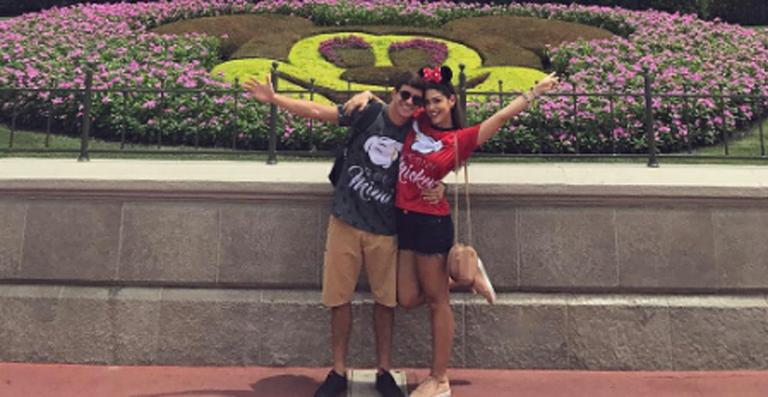 Ex-BBBs Vivian Amorim e Manoel Rafaski curtem viagem romântica para Orlando