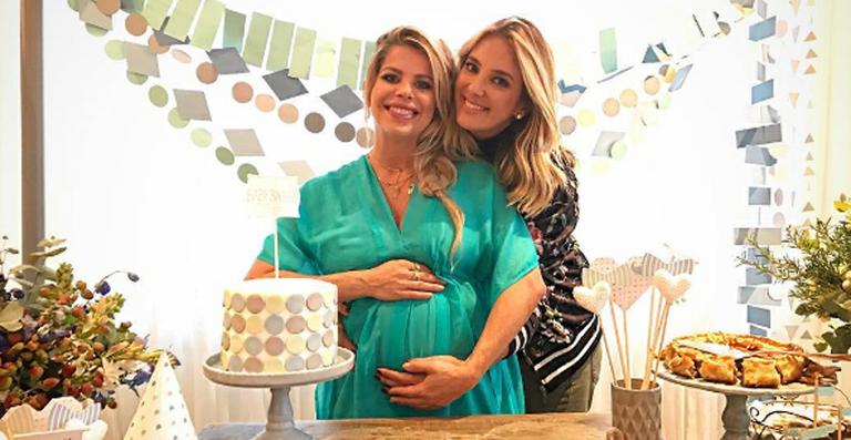 Ticiane Pinheiro vai ao chá de bebê de Karina Bacchi