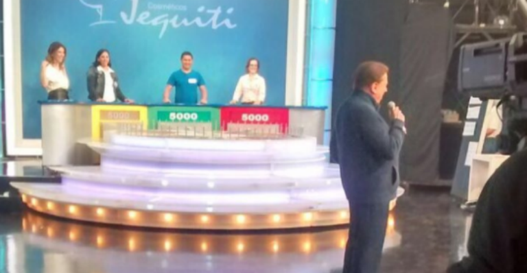 Silvio Santos dirige a filha Rebeca Abravanel em programa