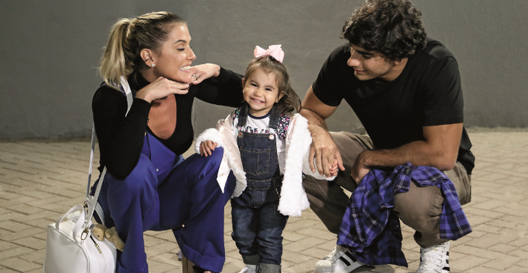 Deborah Secco e Hugo Moura com sua ‘princesa’