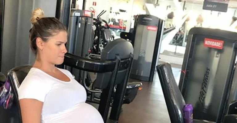 Com um barrigão gigante, Andressa Suita aparece em rotina de exercícios na academia