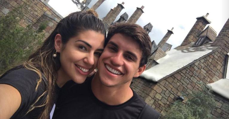 Ex-BBBs Vivian Amorim e Manoel Rafaski se divertem em parque do Harry Potter