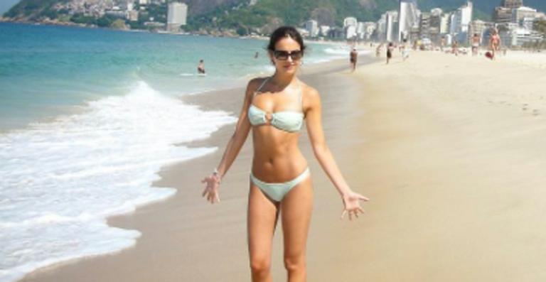 Camilla Belle exibe a sua boa forma em foto de biquíni