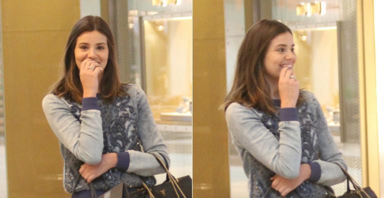 Camila Queiroz exibe sua aliança de noivado em passeio no shopping
