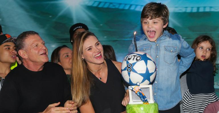Maythe Birman comemora os 8 anos do filho em SP
