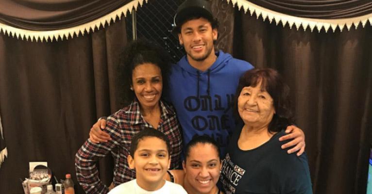 Após férias românticas com Marquezine, Neymar volta para Santos e posa com a família