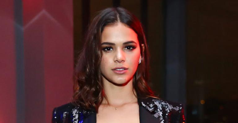 Com decote revelador e barriguinha de fora, Bruna Marquezine rouba a cena em festa luxuosa