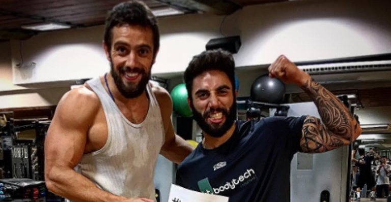 Rafael Cardoso surge supermusculoso e fã brinca: “Superman?”