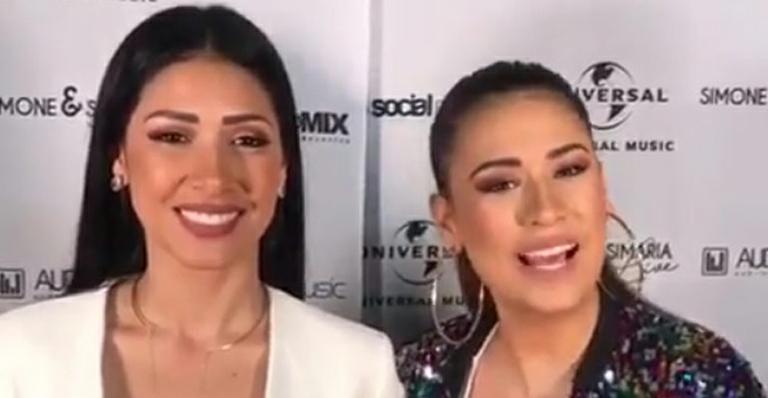 Que isso, coleguinhas? Simone e Simaria levam o decote ao limite em bastidor de show