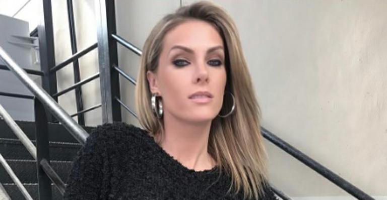Ana Hickmann posa dentro de luxuoso closet e impressiona pela coleção de sapatos e bolsas