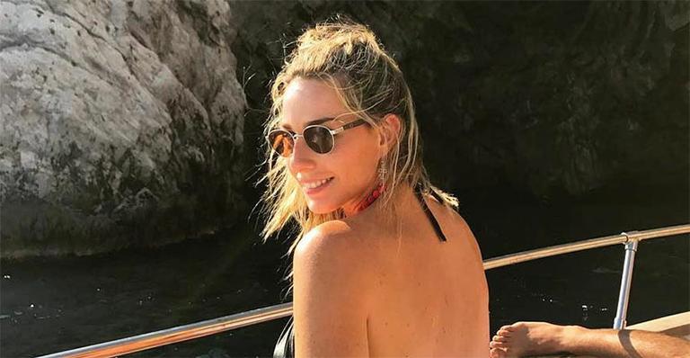 Mariana Weickert ousa e aparece de topless no verão europeu