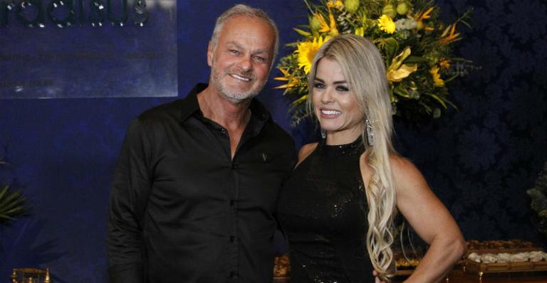 Com a amada, Kadu Moliterno celebra seus 63 anos
