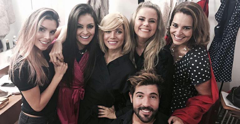 Maria Cândida prestigia peça de Mônica Carvalho em São Paulo
