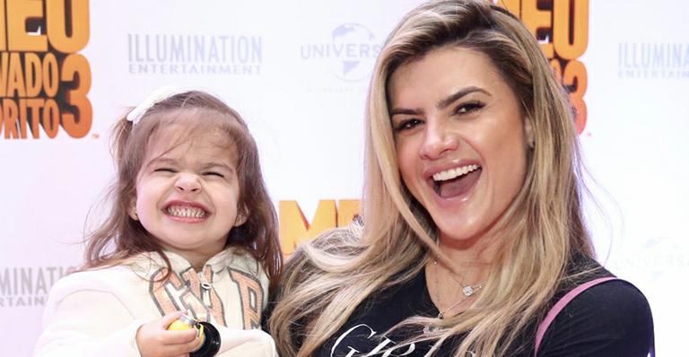 Valentina, filha de Mirella Santos, rouba a cena em première