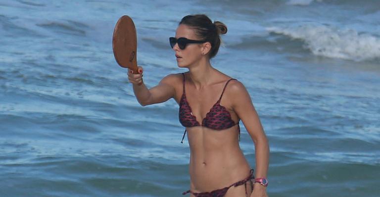 Fernanda de Freitas joga frescobol e exibe boa forma em dia de praia