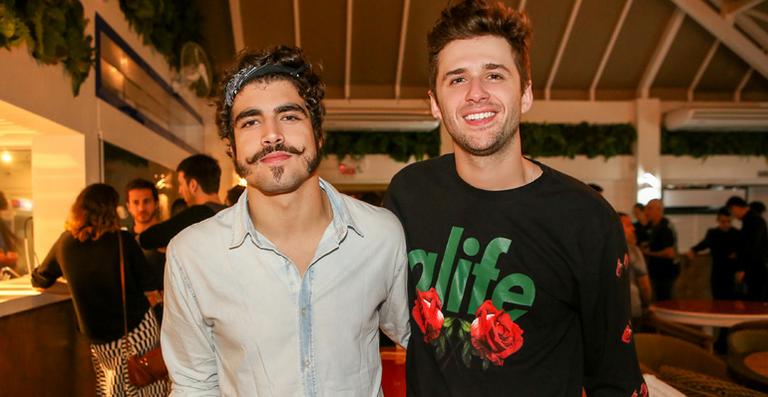 Caio Castro e Gil Coelho curtem festas em Jurerê Internacional