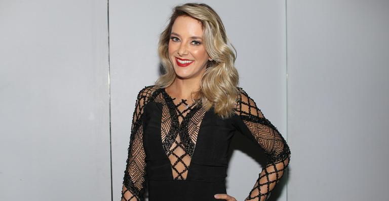 Ticiane Pinheiro surge deslumbrante em evento de beleza