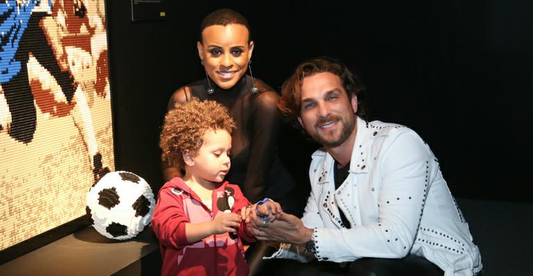 Radicalizou! Aline Wirley exibe novo visual em evento com a família