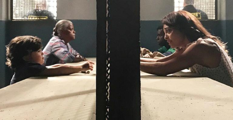 Juliana Paes recebe a visita do filho em seu trabalho