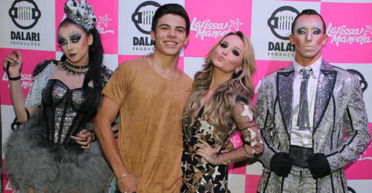 Com Thomaz Costa, Larissa Manoela comemora 10 milhões de seguidores no Instagram
