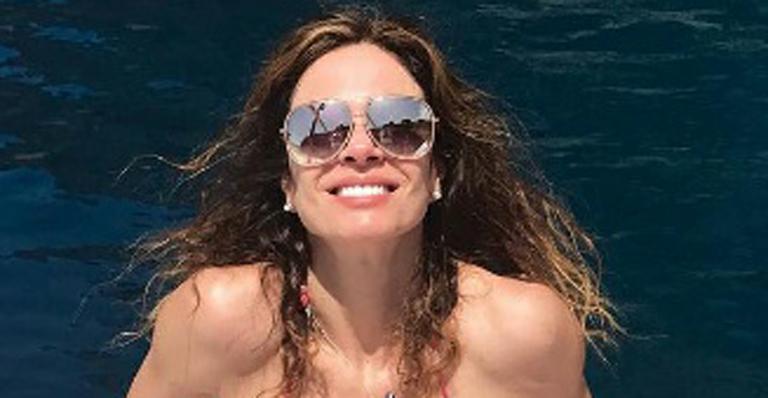 Só de biquíni, Luciana Gimenez curte passeio de barco em Capri