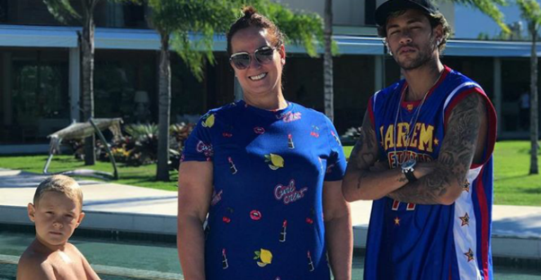 De férias, Neymar curte resort com a mãe e o filho