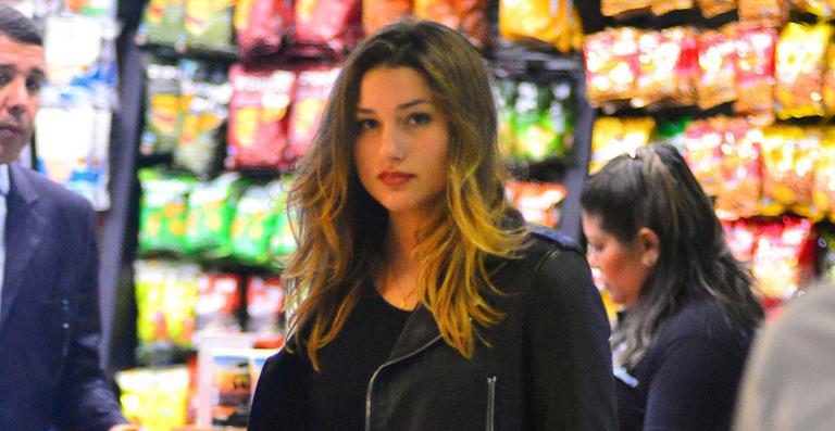 Com look casual, Sasha Meneghel é vista em aeroporto no Rio