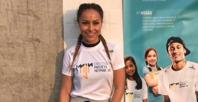 Sabrina Sato visita o Instituto Neymar em Santos